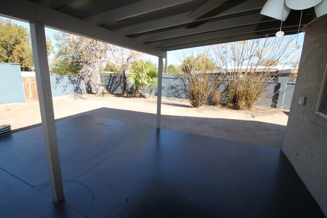 Building Photo - 8615 E Bellevue Pl