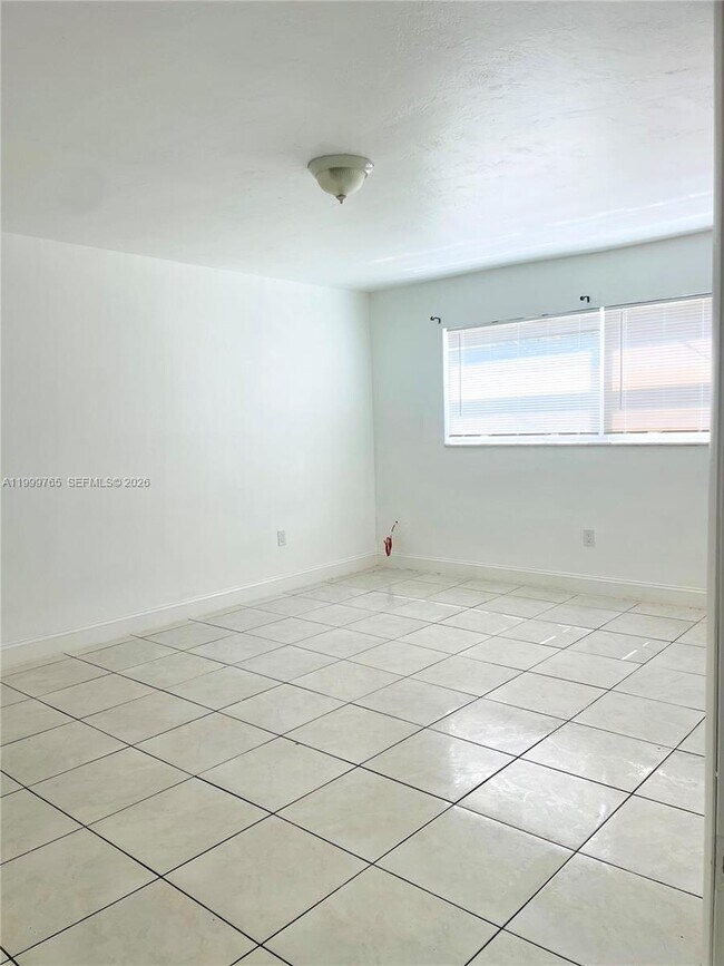 Building Photo - 11840 NE 19th Dr