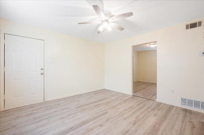 Building Photo - 2-Bedroom Apartment in Convenient Savannah Location