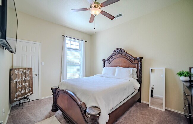 Building Photo - Beautiful 4-Bedroom Home with Spacious Bac...
