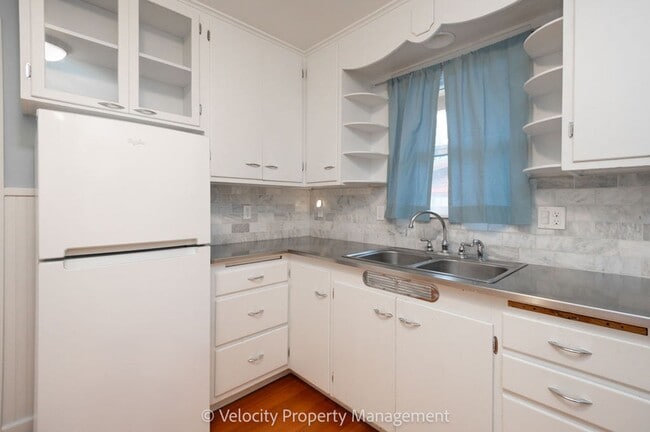 Building Photo - Charming Westside Cottage