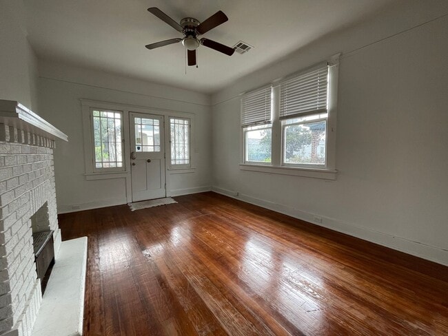 Building Photo - University Area Renovated 3 Bedroom!