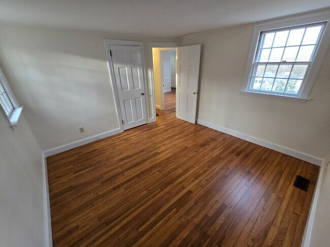 Building Photo - 5 Hillside Ave