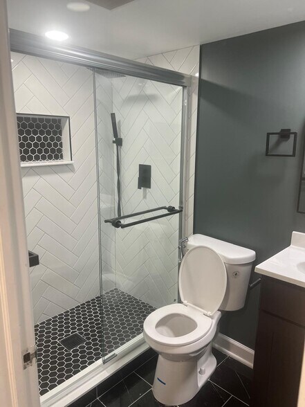 Building Photo - 6164 N Hamilton Ave