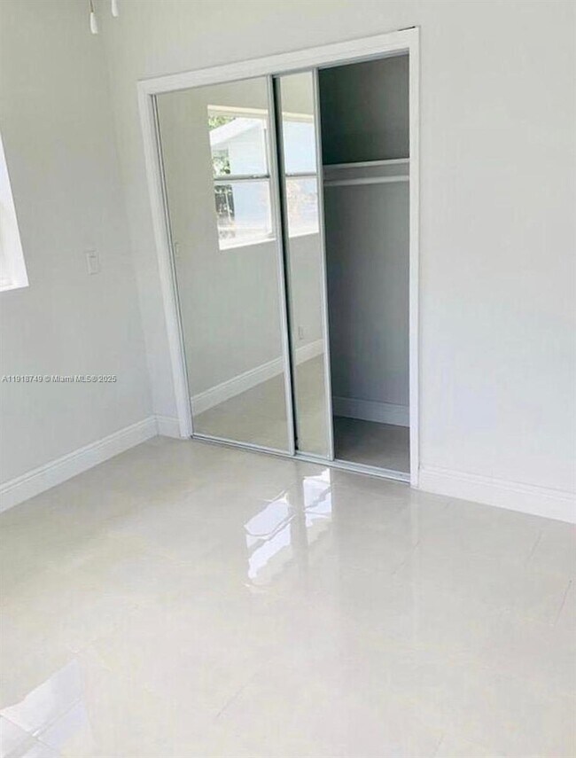 Building Photo - 1810 SW 22nd Ave