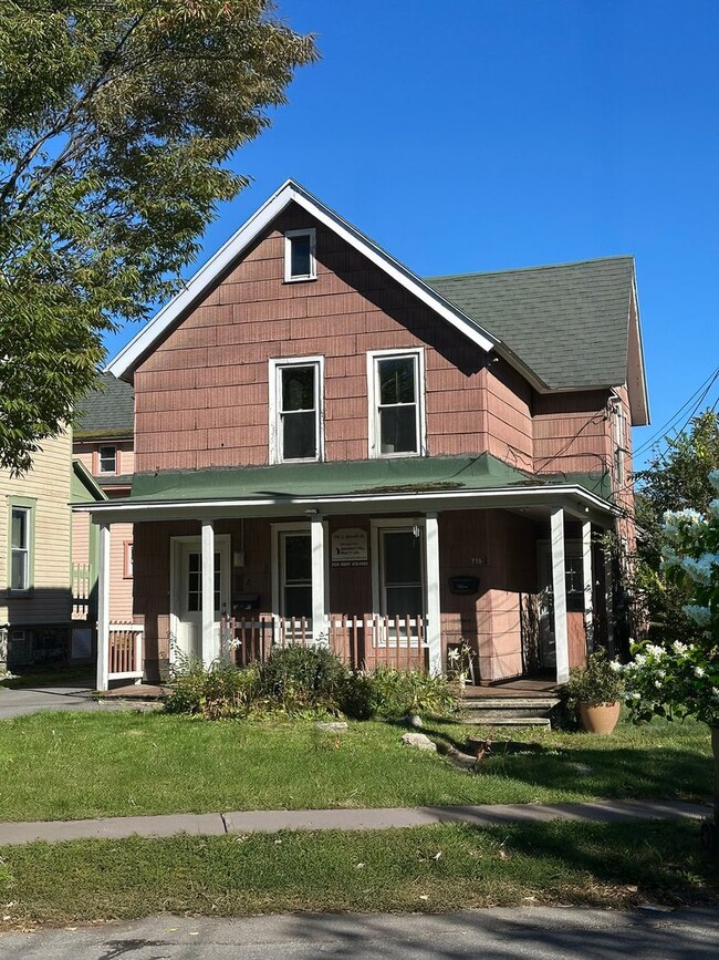 Building Photo - 715 S Beech St