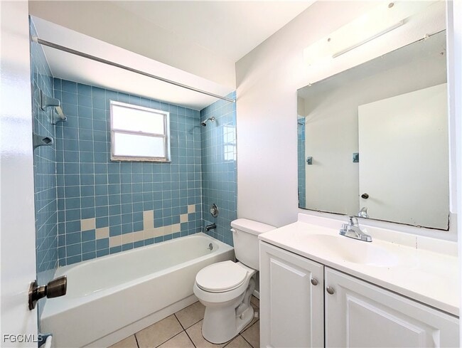 Building Photo - 427 NE Pine Island Ln