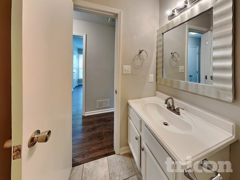 Building Photo - 9708 Kent Village Dr