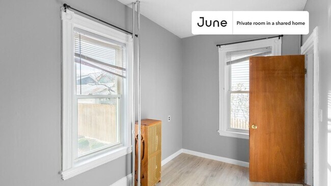 Building Photo - Room in Shared 5 bed/1 bath home