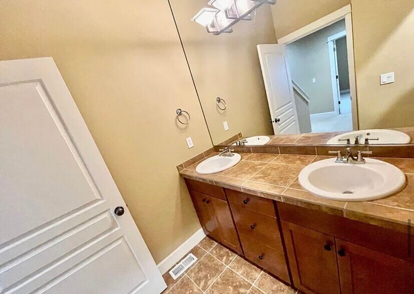 Building Photo - 8557 SE Bristol Park Dr