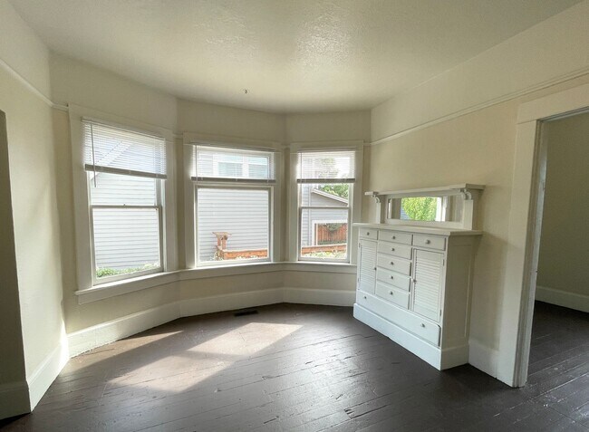 Building Photo - 4507 N Gantenbein Ave