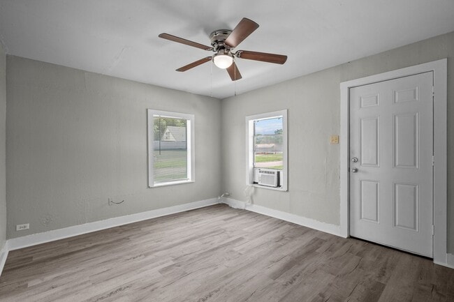 Building Photo - Lovely 1 Bedroom / 1 Bath