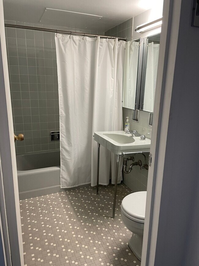 Building Photo - 253 E Delaware Pl