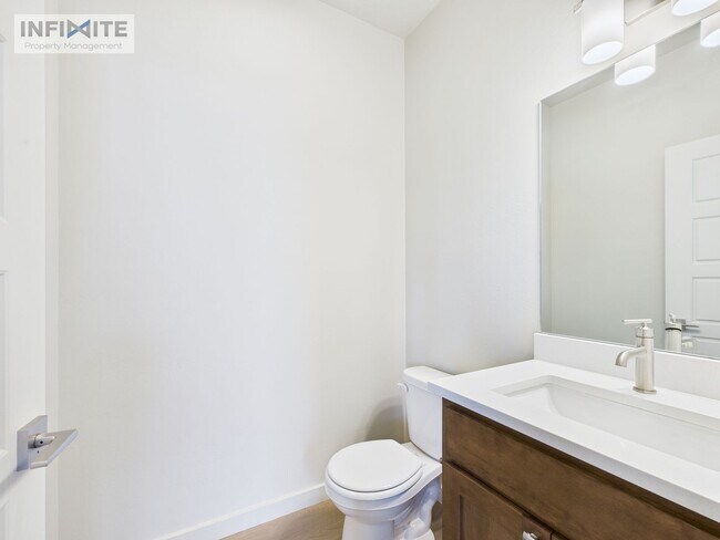 Building Photo - 3 Bedroom plus office space - Modern Comfo...