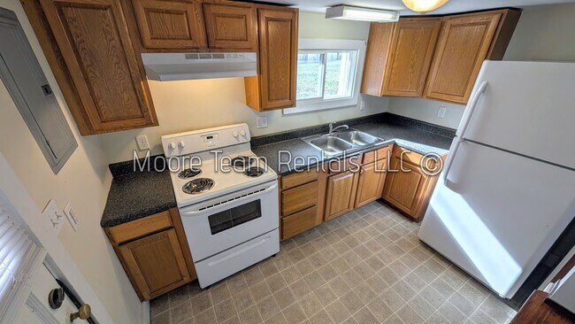 Building Photo - 522 3rd Ave W