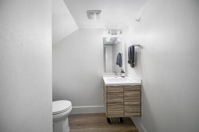 Building Photo - 604 N Bluff Dr