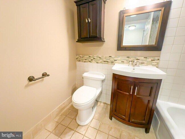 Building Photo - 6 Monroe St