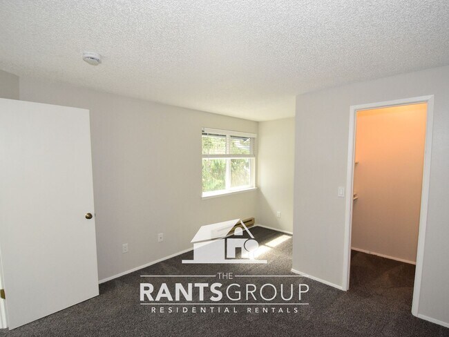 Building Photo - Charming 1-Bed / 1-Bath Townhome in Lacey!