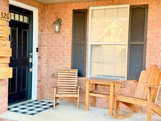 Building Photo - 320 Cottonwood Ct