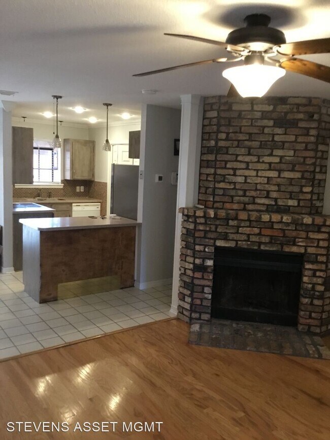 Building Photo - 2 br, 1.5 bath House - 3352 Eastwood Dr.