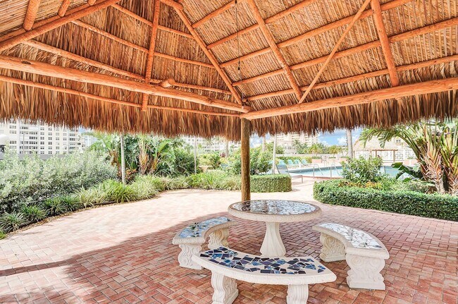 Building Photo - Beautiful 2 bedroom 1.5 bath Condo