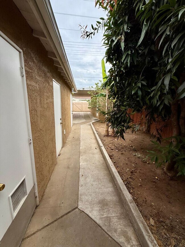 Building Photo - Charming 2-Bedroom Corner Lot Duplex Home in Clairemont with Private Yard!