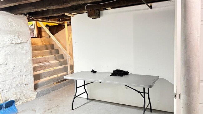 Building Photo - 10 Eames St