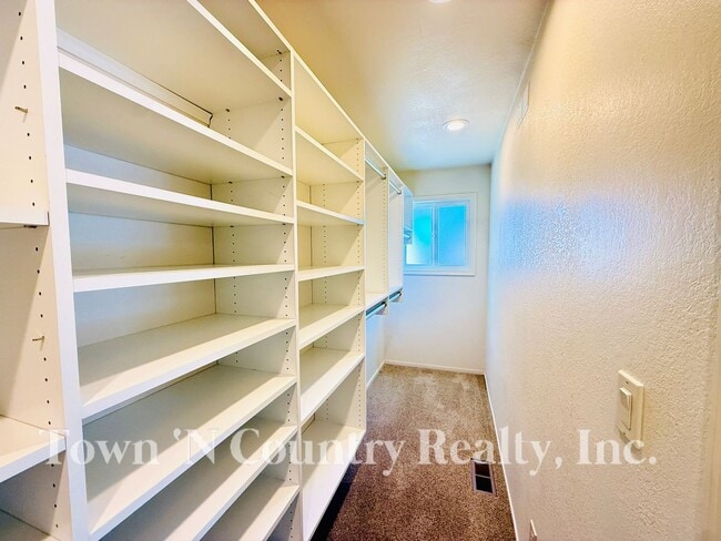 Building Photo - 22369 Ferdinand Ct