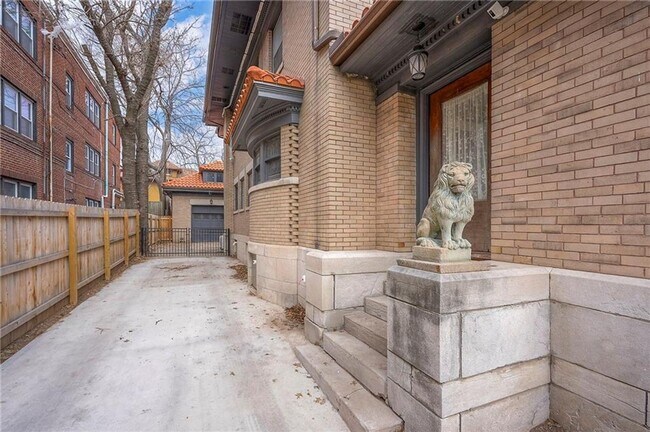 Building Photo - 712 E Armour Blvd