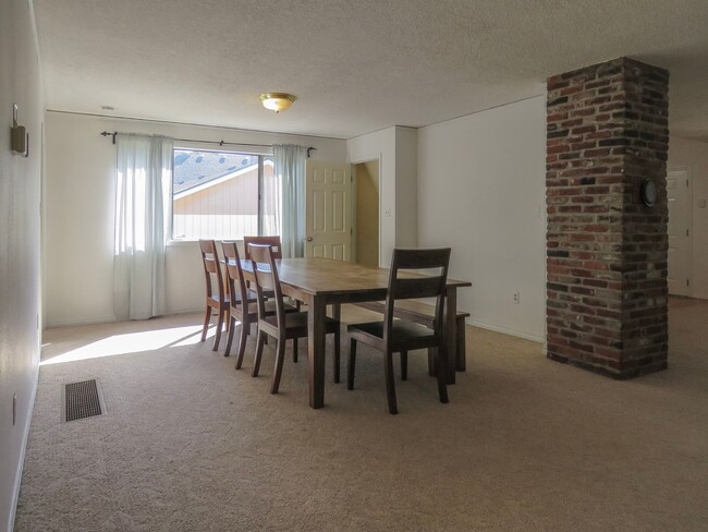 Building Photo - *** 4 Bedroom Sellwood Home ***