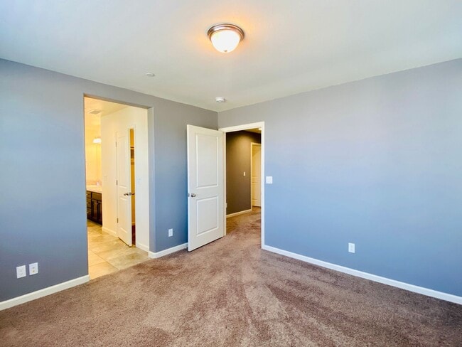 Building Photo - $2,295 Belmont & Fowler, 3 Bedroom - N Eli...