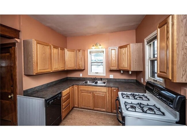 Building Photo - August 1st 2026- Large 5 Bedroom Single Fa...