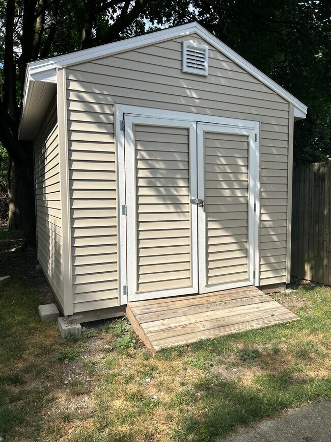 Building Photo - 2315 Fernwood Ave