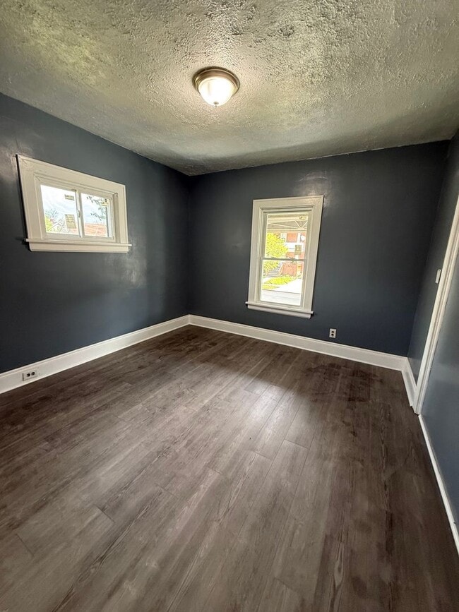 Building Photo - 700 E 160th St