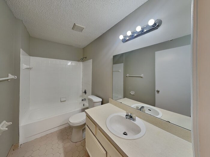 Building Photo - 6235 Cranberry Ln E