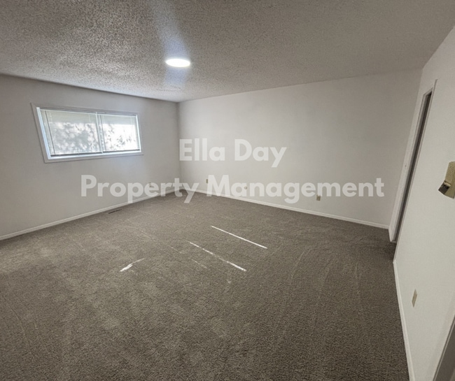 Building Photo - 2006 S White Oak Dr