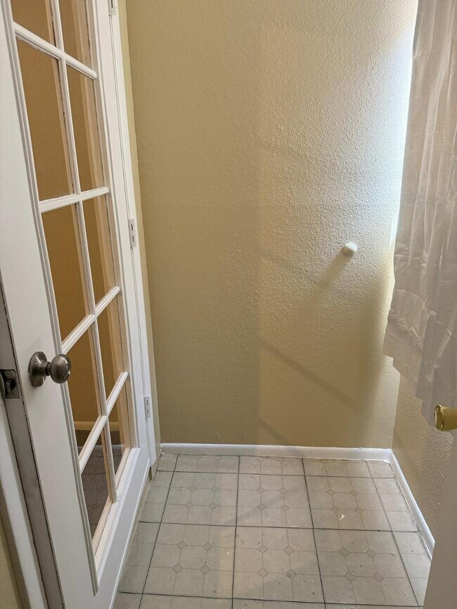 Building Photo - 461 W Holmes Ave