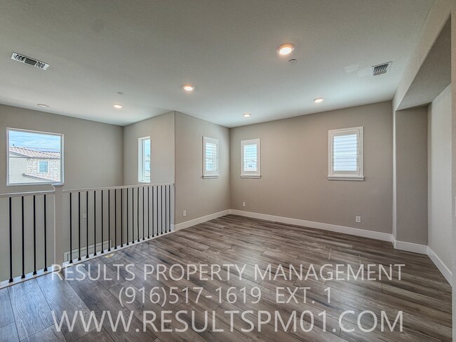 Building Photo - 587 River St