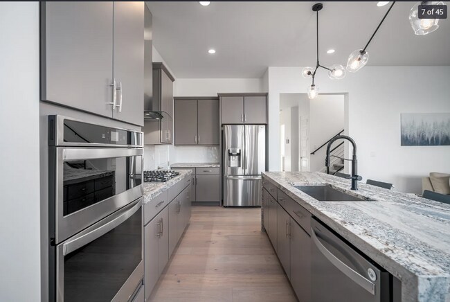 Building Photo - Stunning 5-bedroom, 4.5-bath home