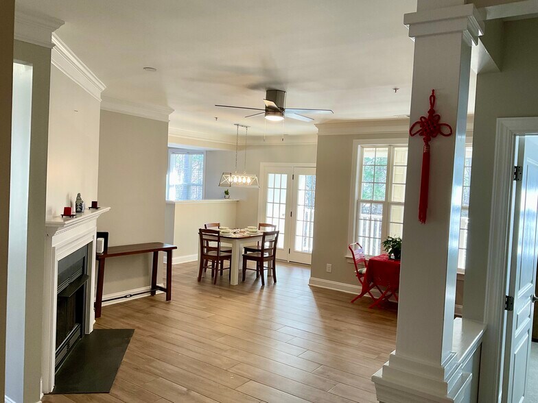 Building Photo - 833 Providence Glen Dr