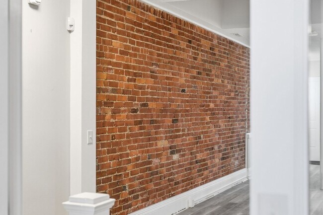 Building Photo - 7 Maple St