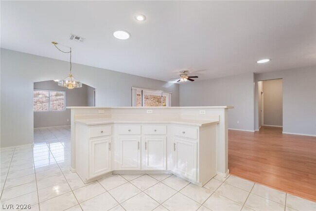 Building Photo - 2571 Thatcher Ave