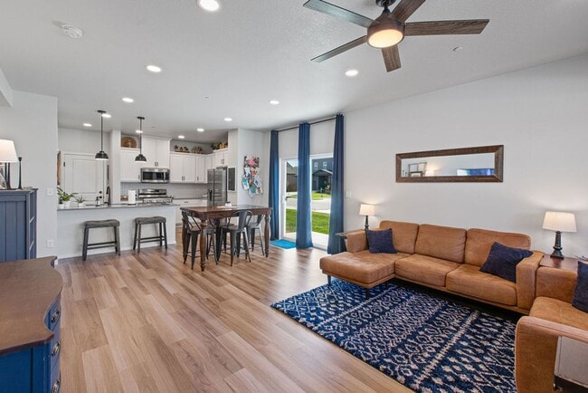 Building Photo - 3 bedroom 2.5 bath in Mosaic