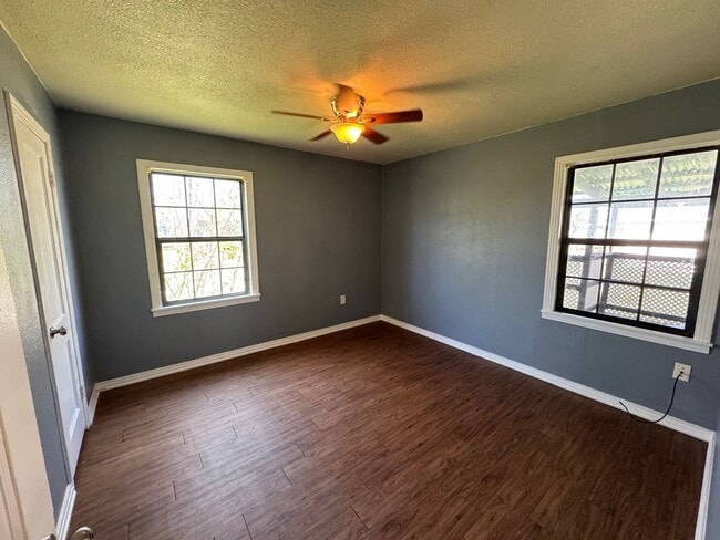 Building Photo - Mcgregor ISD 3 Bedroom