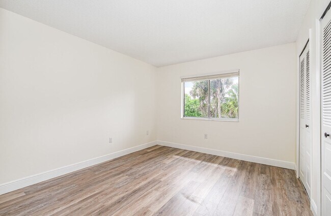 Building Photo - 2290-2296 Fox Hollow Dr.