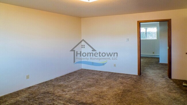 Building Photo - 3 Bed 1.5 Bath with Garage & Fenced Yard