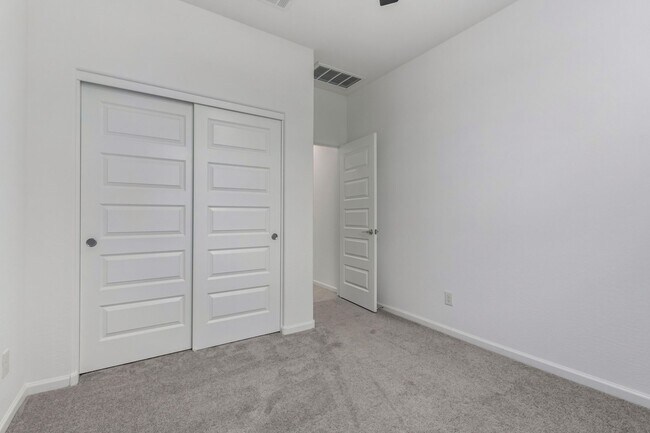 Building Photo - Charming 3-Bed Rental with Spacious Yard