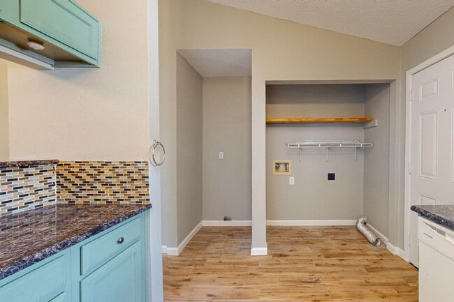 Building Photo - Cozy & Charming Duplex Retreat – Pet-Frien...