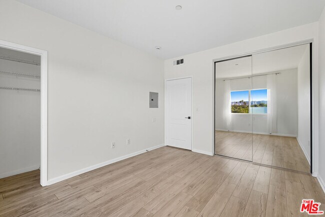 Building Photo - 3401 S Bentley Ave