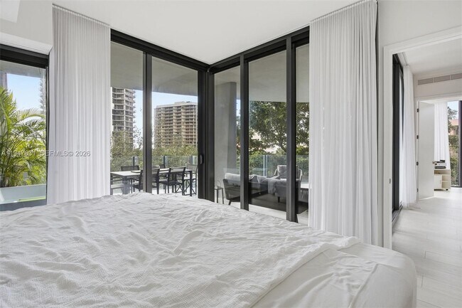 Building Photo - 2831 S Bayshore Dr